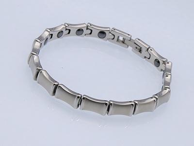 S1310-2 - Edelstahl Magnetarmband mit Silber-Look