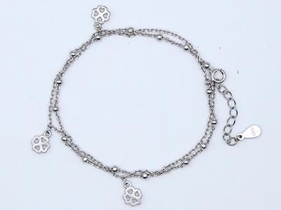 Silbernes Armband mit Kleeblättern